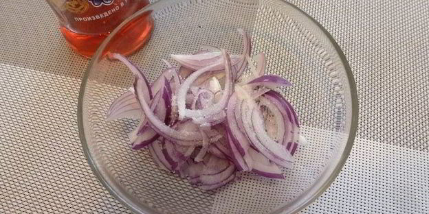 картофельный салат с красным луком и оливками