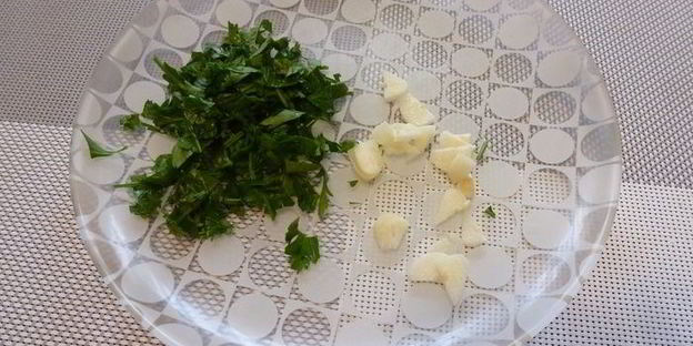 картофельный салат с красным луком и оливками