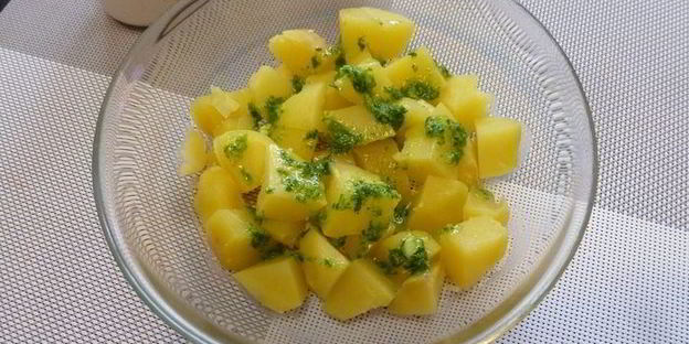 картофельный салат с красным луком и оливками