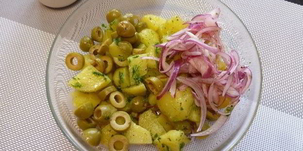 картофельный салат с красным луком и оливками