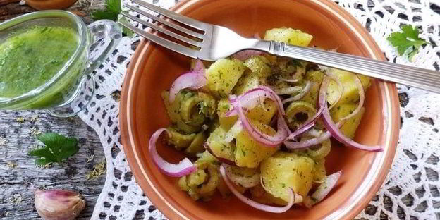 картофельный салат с красным луком и оливками