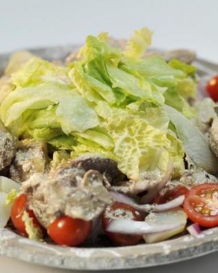 Картофельный салат с куриной печенкой и красным луком