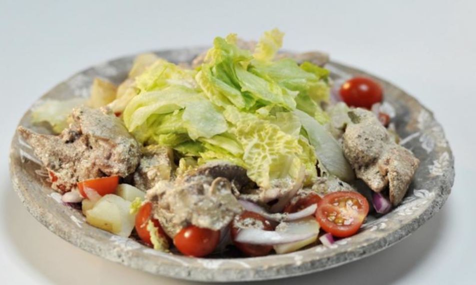 Рецепт картофельного салата с куриной печенкой и красным луком