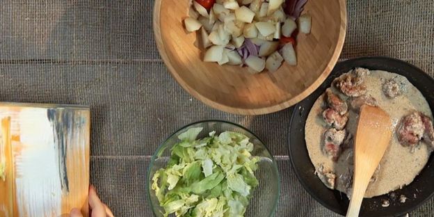 картофельный салат с куриной печенкой и красным луком