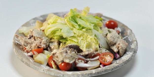 картофельный салат с куриной печенкой и красным луком