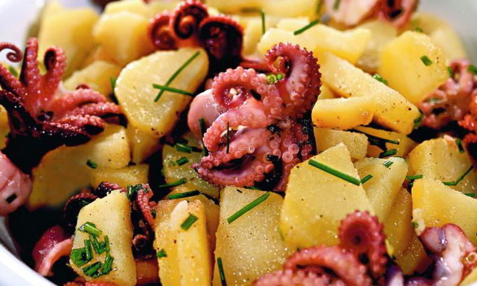 Рецепт картофельного салата с маринованными осьминогами