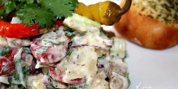 картофельный салат с мясом гирос и дзадзики