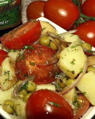 Картофельный салат с помидорами и укропом
