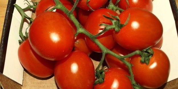 картофельный салат с помидорами и укропом