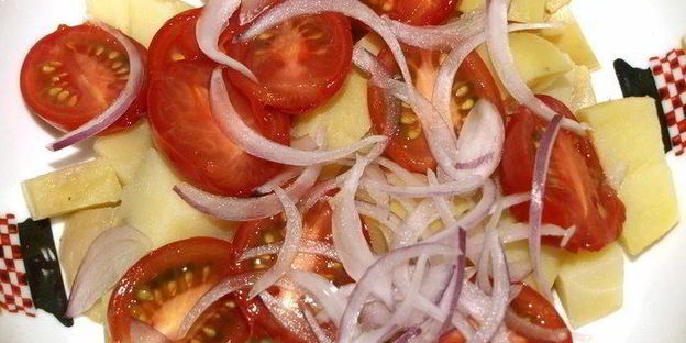 картофельный салат с помидорами и укропом