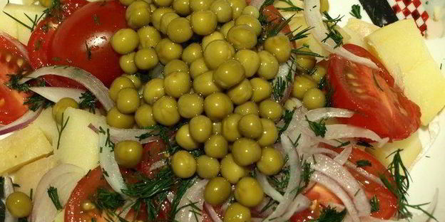 картофельный салат с помидорами и укропом