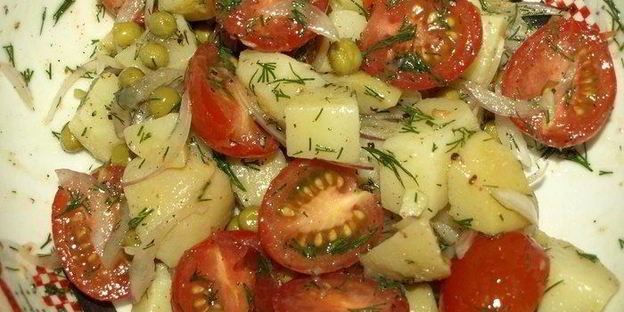 картофельный салат с помидорами и укропом