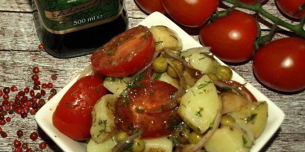 картофельный салат с помидорами и укропом