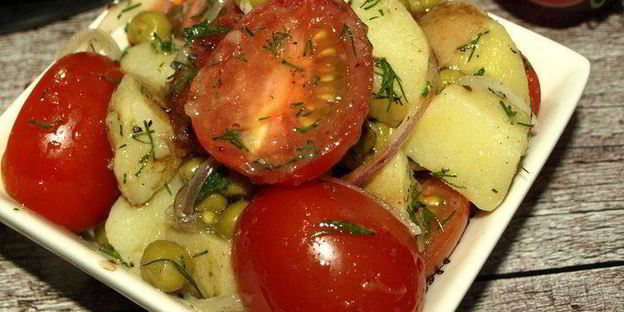 картофельный салат с помидорами и укропом