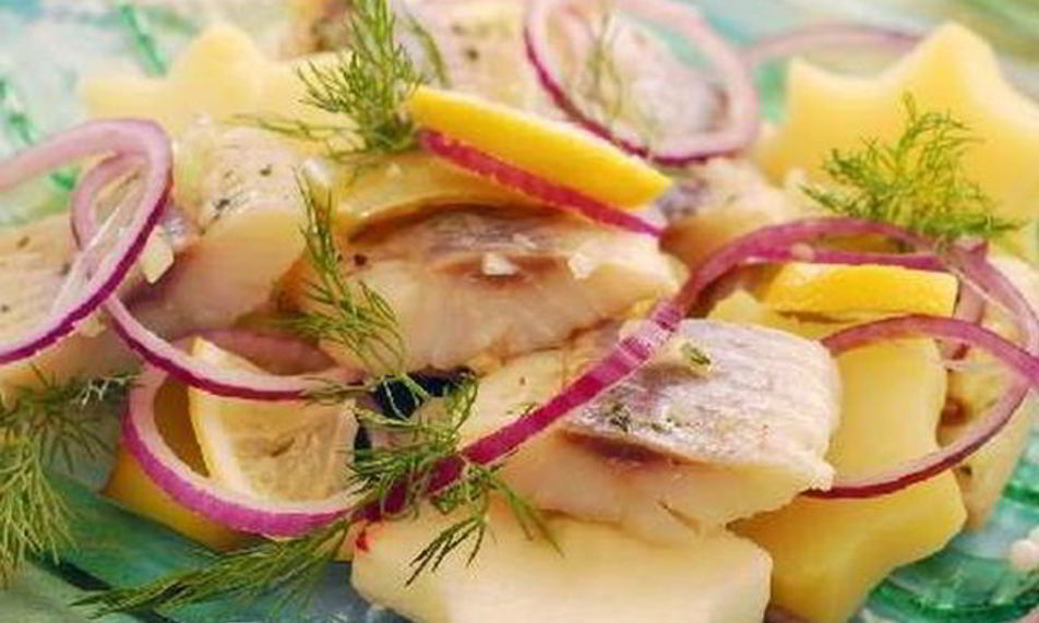 Рецепт картофельного салата с сельдью