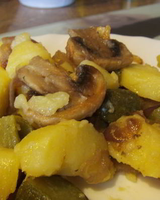Картофельный салат с солеными огурцами и грибами