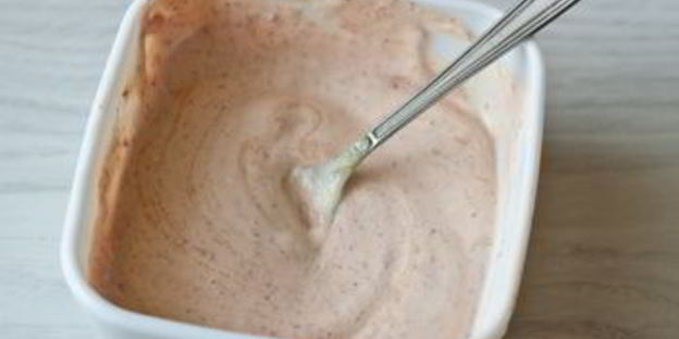 картофельный салат с яйцами и горошком