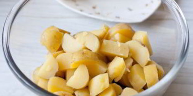 картофельный салат с яйцами и горошком