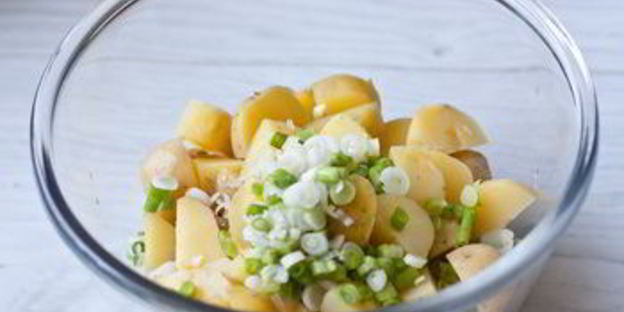 картофельный салат с яйцами и горошком