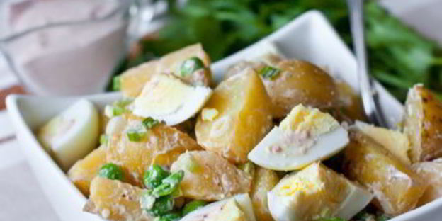 картофельный салат с яйцами и горошком
