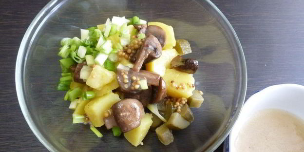 картофельный салат с жареными шампиньонами