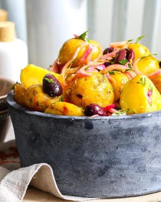 Салат из картофеля с маслинами и красным луком