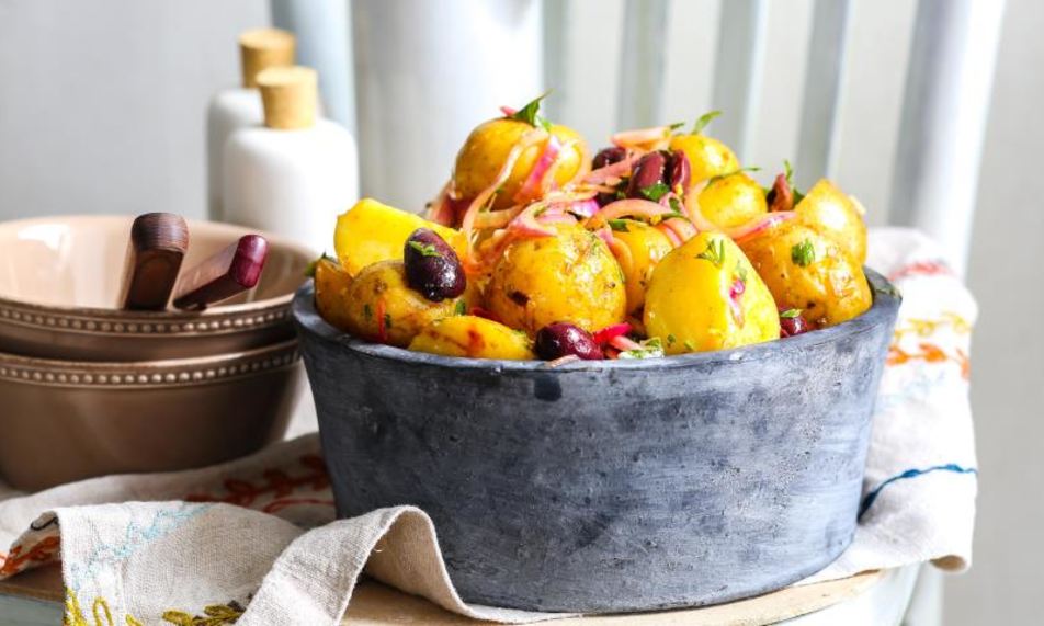 Рецепт салата из картофеля с маслинами и красным луком