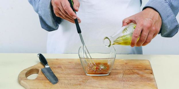 салат из картофеля с маслинами и красным луком