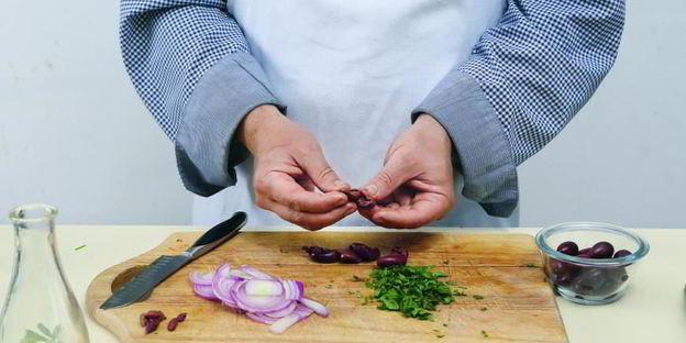 салат из картофеля с маслинами и красным луком