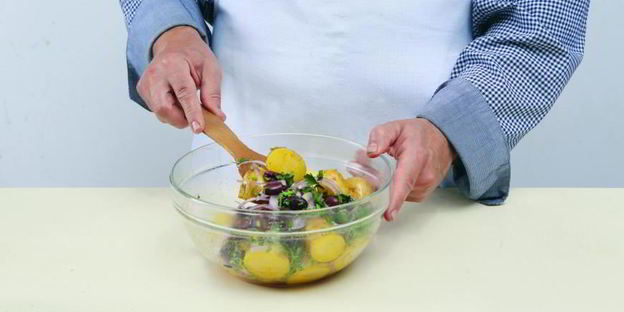 салат из картофеля с маслинами и красным луком