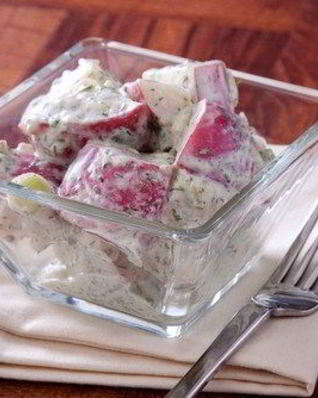 Салат из молодого картофеля с голубым сыром, беконом и зеленым луком