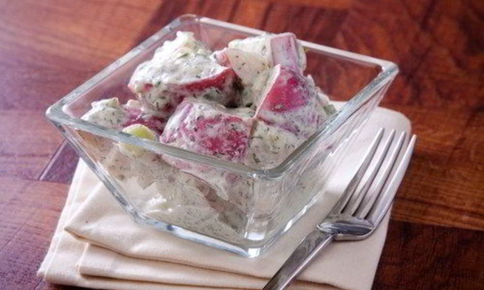 Рецепт салата из молодого картофеля с голубым сыром, беконом и зеленым луком