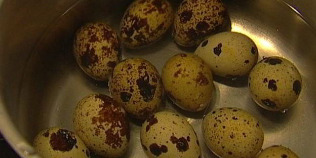 салат из молодого картофеля с перепелиными яйцами