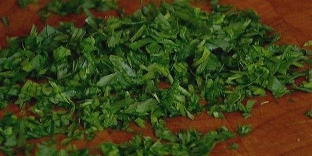 салат из молодого картофеля с перепелиными яйцами