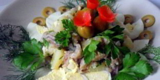 салат картофельный с сельдью