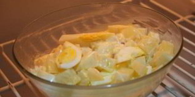 салат картофельный с яйцом