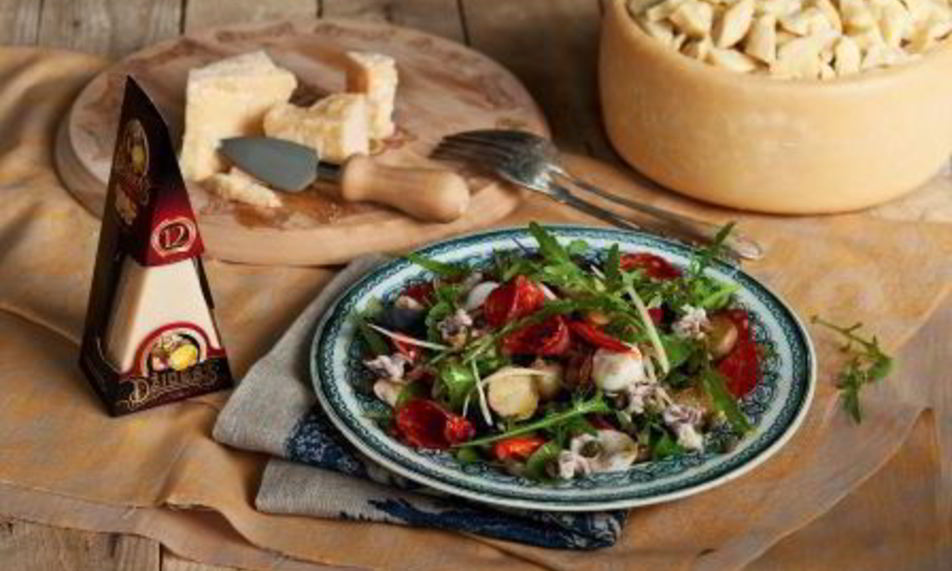 Рецепт салата с картофелем, кальмарами, чоризо и сыром джюгас