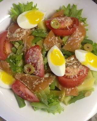 Салат с картофелем, помидорами и слабосоленой семгой