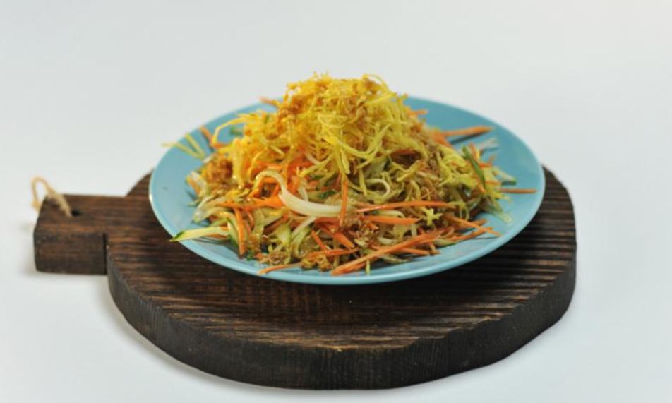 Рецепт салата с картофельной соломкой