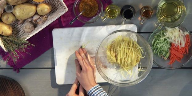 салат с картофельной соломкой