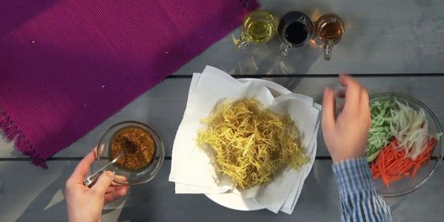 салат с картофельной соломкой