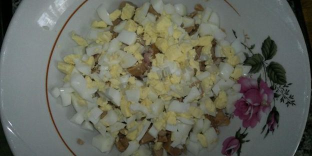 салат с картошкой и консервированными кальмарами