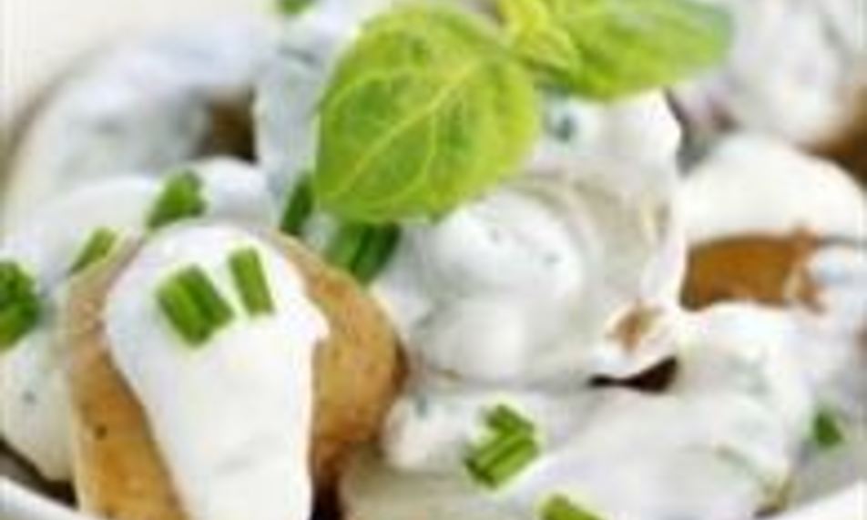 Рецепт салата с молодым картофелем под сметанным соусом