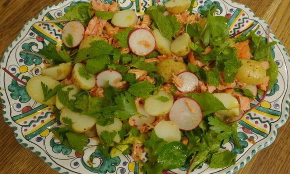 Рецепт салата с молодым картофелем, редисом и кижучем