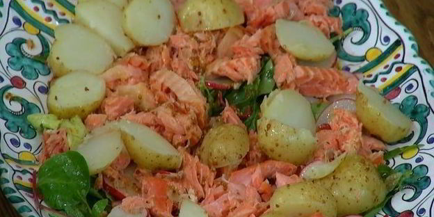 салат с молодым картофелем, редисом и кижучем