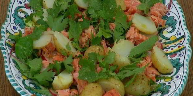 салат с молодым картофелем, редисом и кижучем