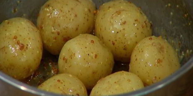 салат с молодым картофелем, редисом и кижучем