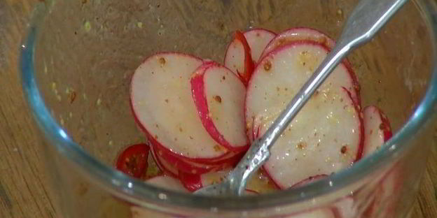 салат с молодым картофелем, редисом и кижучем