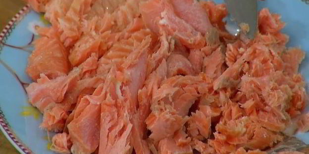 салат с молодым картофелем, редисом и кижучем