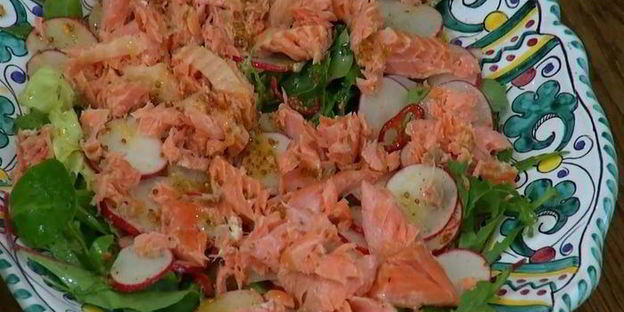 салат с молодым картофелем, редисом и кижучем